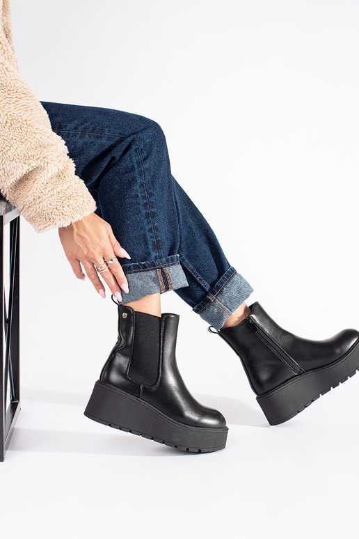 de color negro Zapatos de mujer en una cuña