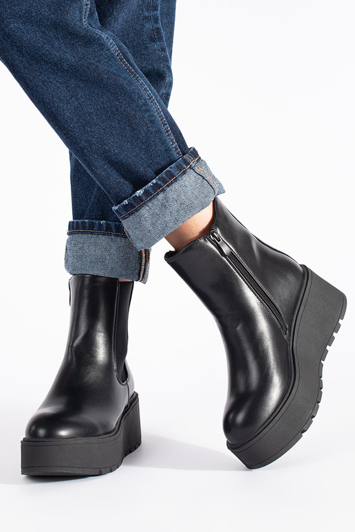 de color negro Zapatos de mujer en una cuña