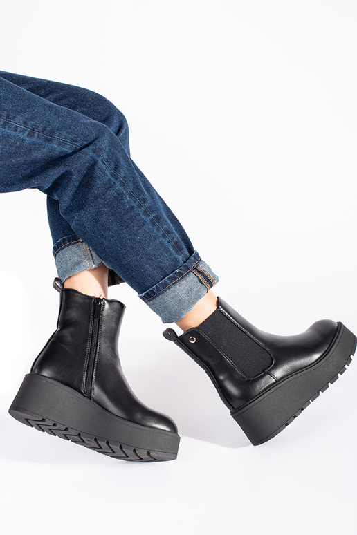 de color negro Zapatos de mujer en una cuña