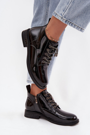 Botines de piel sintética para mujer con efecto charol y cordones decorativos D&A MR52-124 color negro