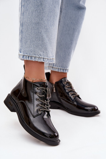 Botines de piel sintética para mujer con efecto charol y cordones decorativos D&A MR52-124 color negro 2