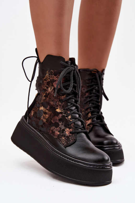 Piel Botas con una plataforma Tiene queciejka 07086-01 de color negro Piel Botas con una plataforma Tiene queciejka 07086-01 de color negro