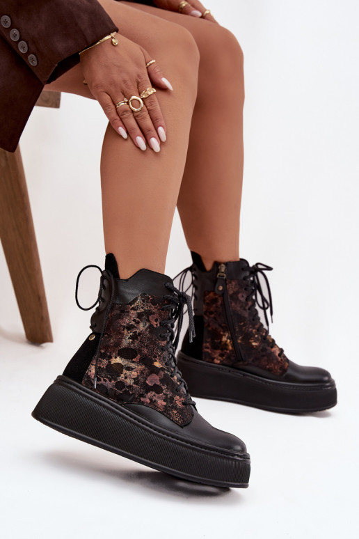 Piel Botas con una plataforma Tiene queciejka 07086-01 de color negro Piel Botas con una plataforma Tiene queciejka 07086-01 de color negro