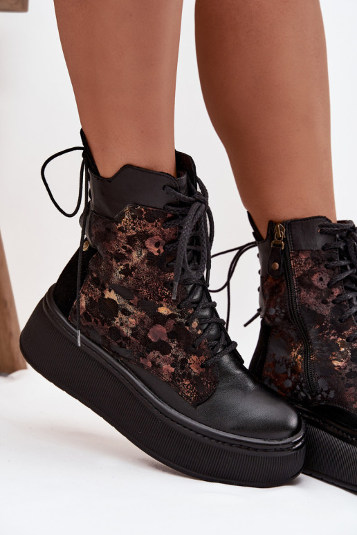 Piel Botas con una plataforma Tiene queciejka 07086-01 de color negro Piel Botas con una plataforma Tiene queciejka 07086-01 de color negro