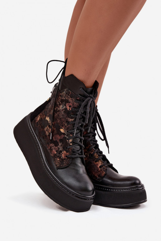 Piel Botas con una plataforma Tiene queciejka 07086-01 de color negro Piel Botas con una plataforma Tiene queciejka 07086-01 de color negro