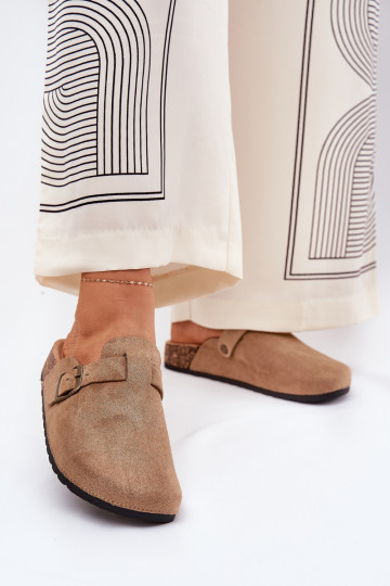 Zapatillas Zuecos Femenino i con una plataforma con hebillas de color caqui Selio