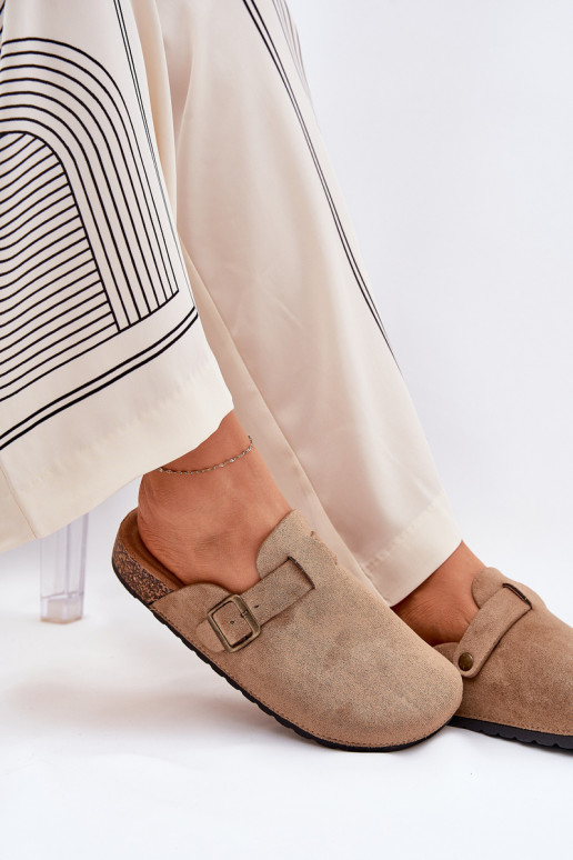 Zapatillas Zuecos Femenino i con una plataforma con hebillas de color caqui Selio