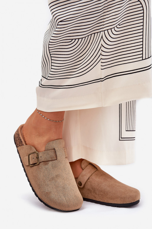 Zapatillas Zuecos Femenino i con una plataforma con hebillas de color caqui Selio