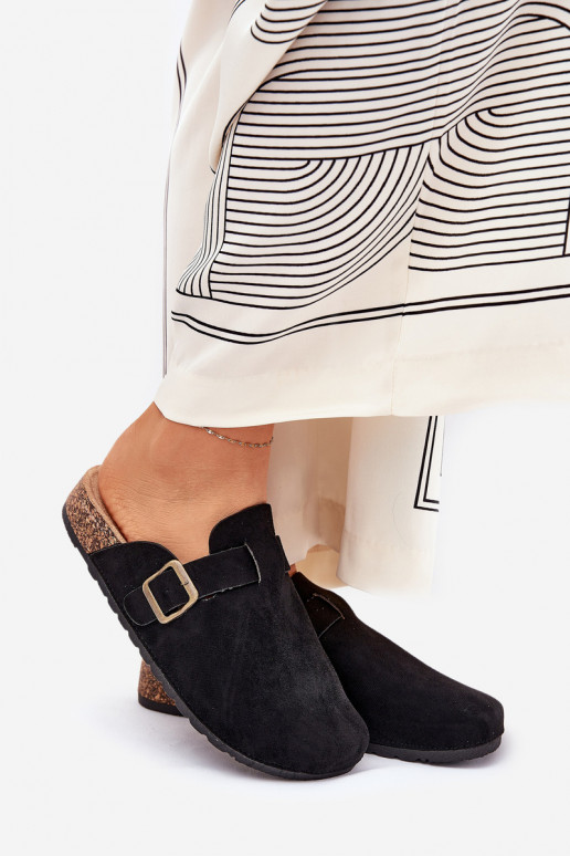 Zapatillas Zuecos Femenino i con una plataforma con hebillas de color negro Selio