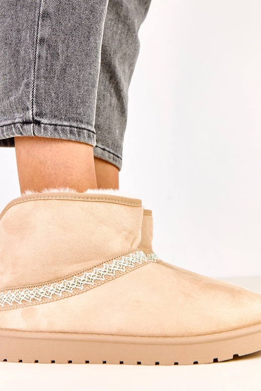 Botas bajas de nieve color arena de... Botas bajas de nieve color arena de...