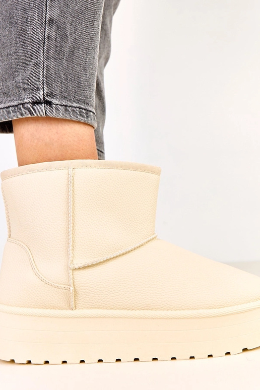 Botas bajas de nieve color arena con... Botas bajas de nieve color arena con...