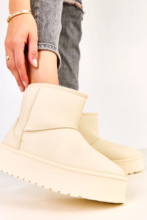 Botas bajas de nieve color arena con... Botas bajas de nieve color arena con...