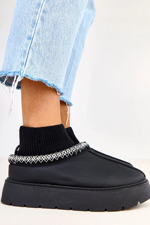 Botas de nieve negros con caña en... Botas de nieve negros con caña en...