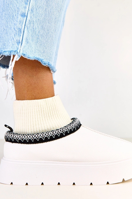 Botas de nieve blancas con caña en... Botas de nieve blancas con caña en...