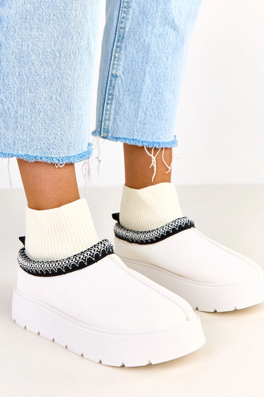 Botas de nieve blancas con caña en... Botas de nieve blancas con caña en...