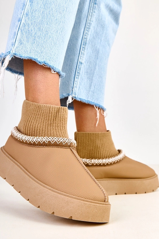 Botas de nieve marrones con caña en... Botas de nieve marrones con caña en...