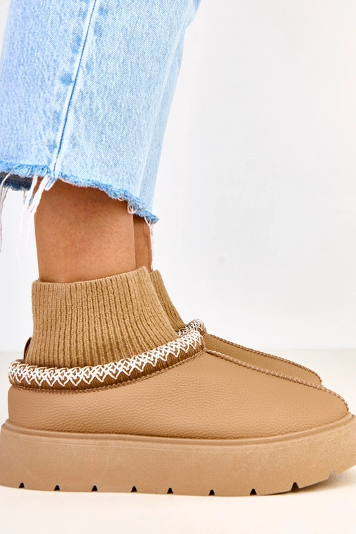 Botas de nieve marrones con caña en... Botas de nieve marrones con caña en...