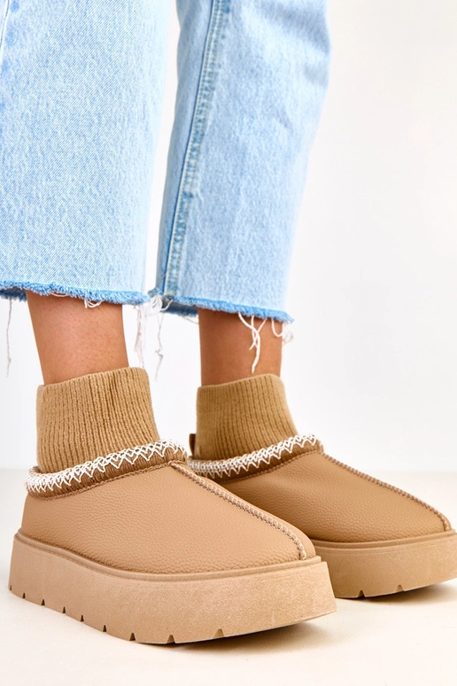 Botas de nieve marrones con caña en... Botas de nieve marrones con caña en...