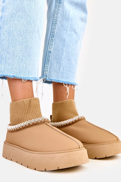 Botas de nieve marrones con caña en... Botas de nieve marrones con caña en...