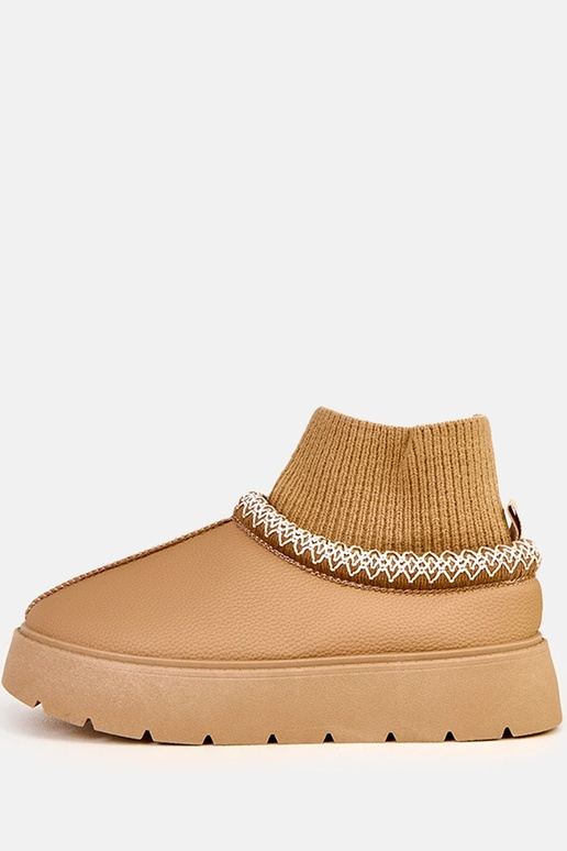 Botas de nieve marrones con caña en... Botas de nieve marrones con caña en...