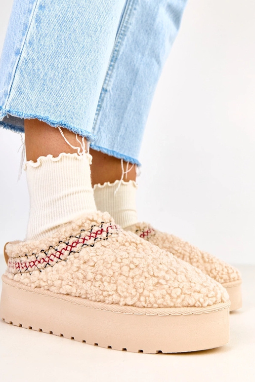 Botas de nieve beige bajas con... Botas de nieve beige bajas con...