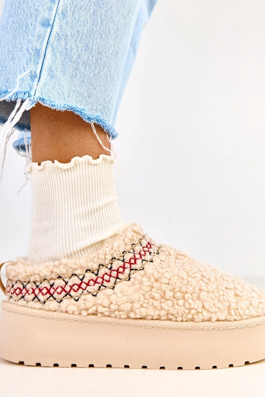 Botas de nieve beige bajas con... Botas de nieve beige bajas con...