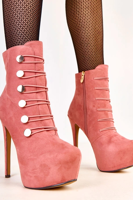 Botines rosas con hebillas doradas...