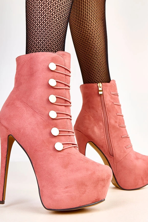 Botines rosas con hebillas doradas...