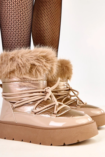 Botas de nieve beige con cordones y acento de charol Garis