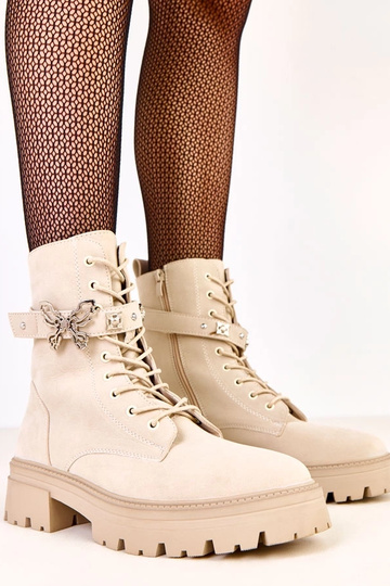 Botas de ante color arena con mariposa en cinta decorativa Lelita
