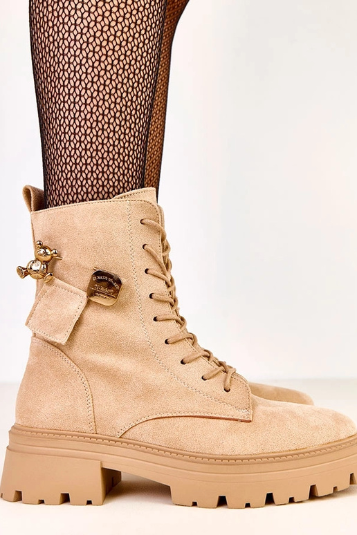 Botas de ante color arena adornados... Botas de ante color arena adornados...