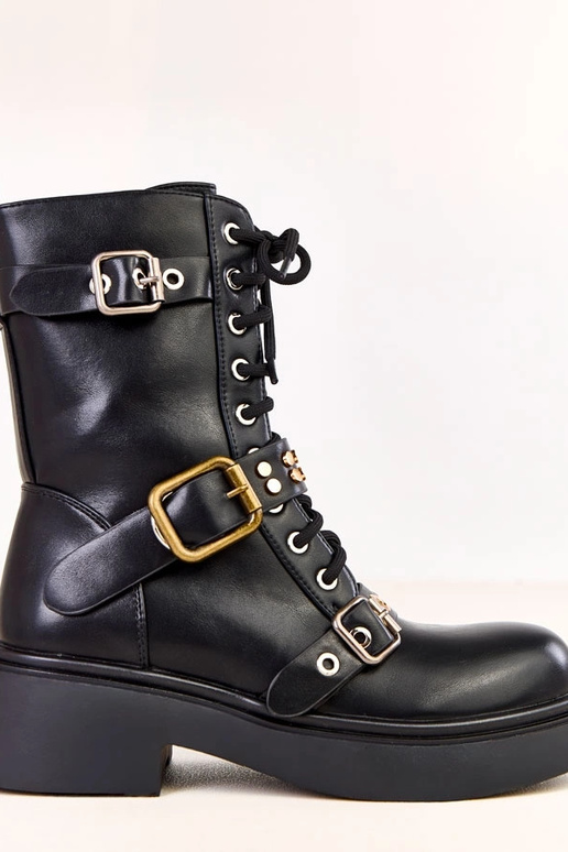 Botas de mujer negras adornadas con... Botas de mujer negras adornadas con...