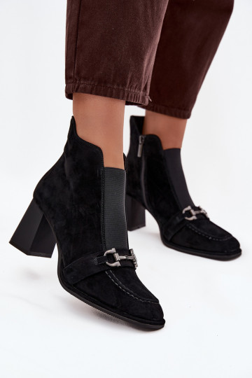 Botines de mujer de ante natural con tacones Artiker 57C0124 en negro 2