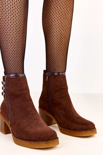 Botines marrones con tacón de columna adornados con hebillas Karena