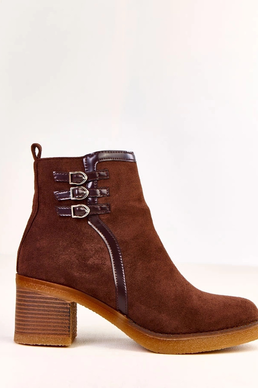 Botines marrones con tacón de columna...