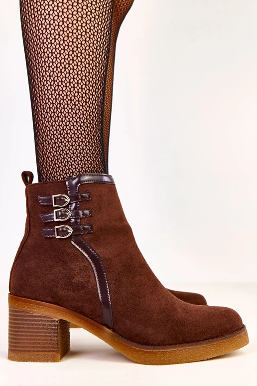 Botines marrones con tacón de columna...