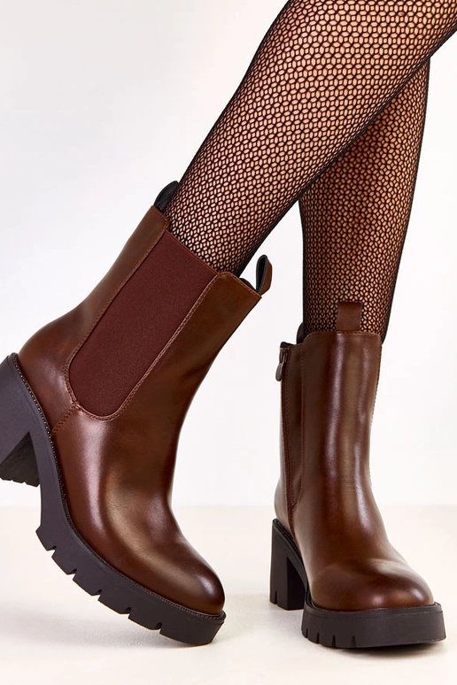 Botines marrones con tacón de columna...