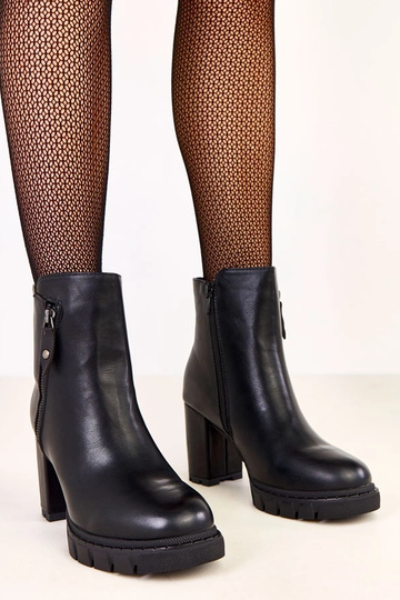 Botines negros con tacón de columna y cierre decorativo Kolles