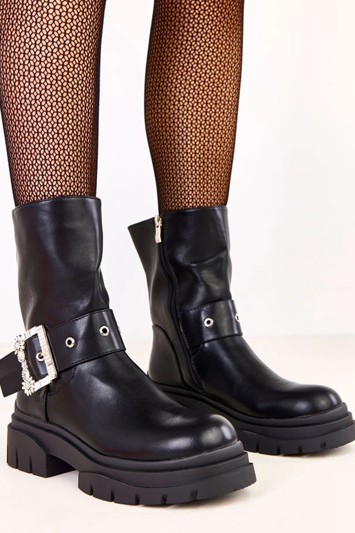 Botines negros adornados con una...