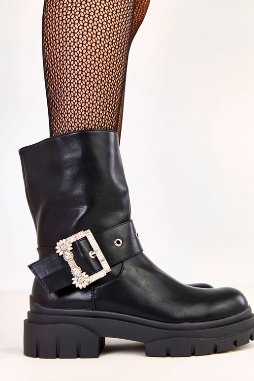 Botines negros adornados con una...