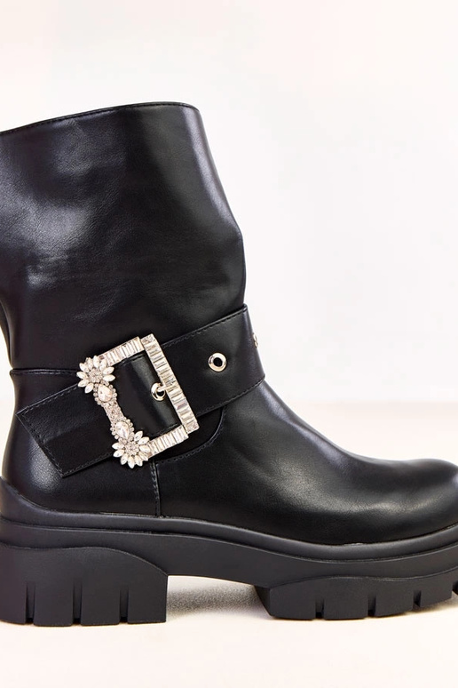 Botines negros adornados con una...