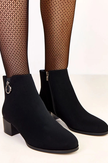 Botines negros de tacón con elegante decoración Sevira