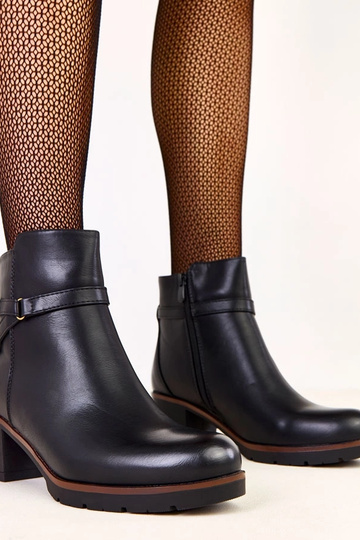 Botines negros de bajo tacón con correa decorativa Ballin