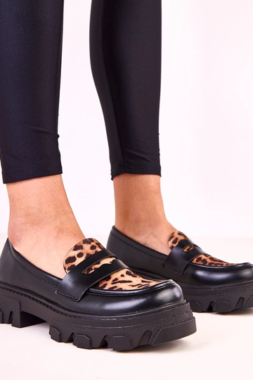 Mocasines negros con acento de estampado de leopardo Loles