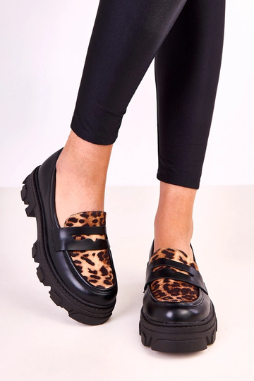 Mocasines negros con acento de estampado de leopardo Loles 2