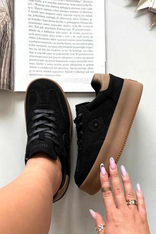 Zapatillas modelo zapatos. Femenino con una plataforma Big Star SS274761 de color negro