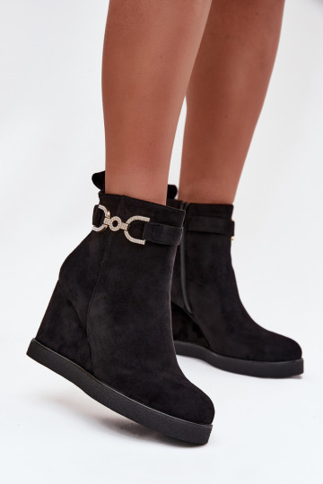 Botas de mujer en una cuña Con decoraciones Detalem de color negro Tiene querivana 2