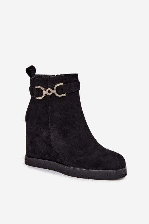 Botas de mujer en una cuña Con decoraciones Detalem de color negro Tiene querivana