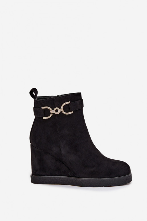 Botas de mujer en una cuña Con decoraciones Detalem de color negro Tiene querivana