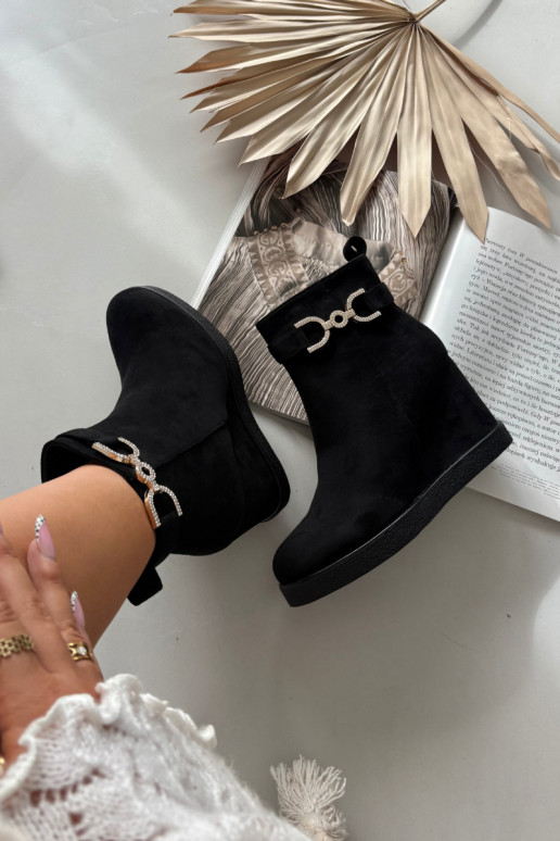 Botas de mujer en una cuña Con decoraciones Detalem de color negro Tiene querivana